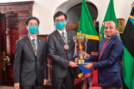 坦桑尼亚桑给巴尔总统向中国医疗队授奖 