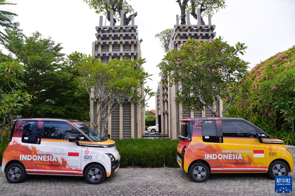 这是11月12日在印度尼西亚巴厘岛G20峰会主会场拍摄的五菱新能源车。新华社记者 徐钦 摄