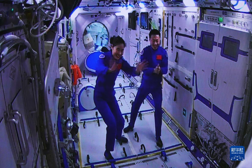 11月30日在酒泉卫星发射中心拍摄的神舟十四号航天员刘洋、蔡旭哲在问天实验舱迎接神舟十五号航天员乘组的画面。