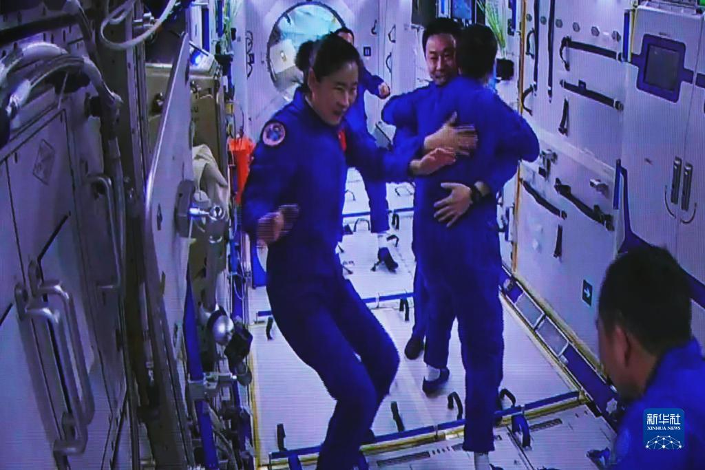 11月30日在酒泉卫星发射中心拍摄的神舟十四号航天员刘洋、蔡旭哲在问天实验舱迎接神舟十五号航天员乘组的画面。