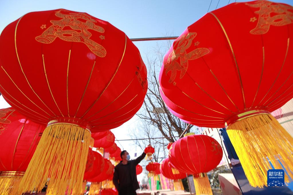 1月10日，在山东省临沂市平邑县地方镇，人们在年货大集上选购大红灯笼。新华社发（武纪全 摄）