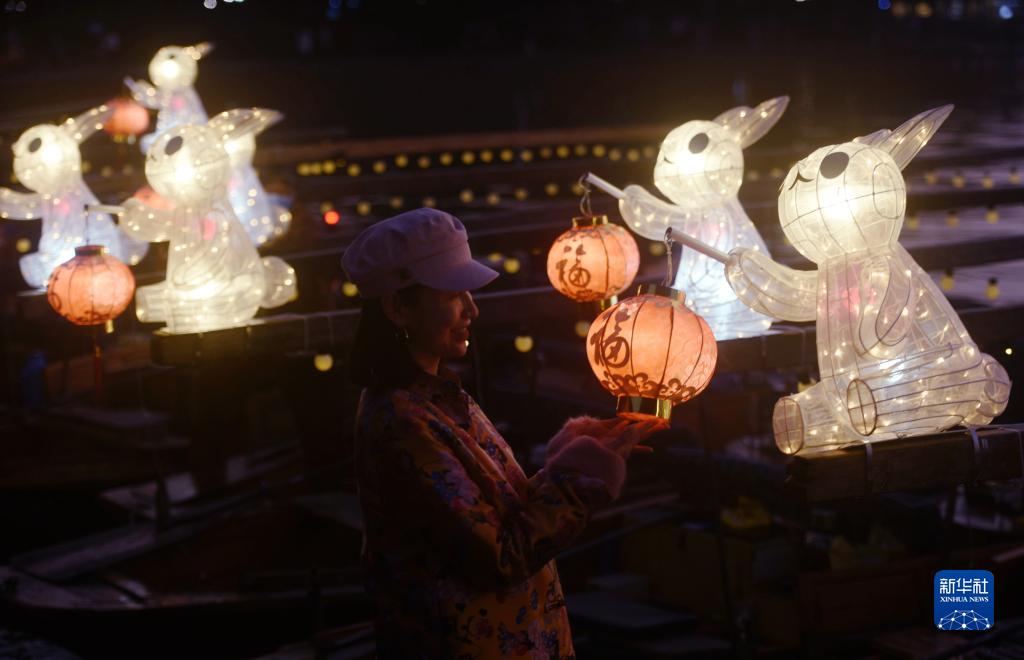 1月11日，市民游客在杭州西湖观赏“玉兔灯”。