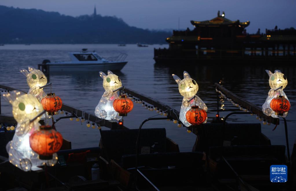 1月11日，装有“玉兔灯”的人力手划船在杭州西湖停泊。