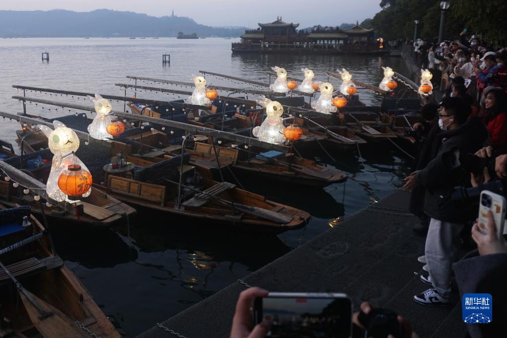 1月11日，市民游客在杭州西湖边观赏“玉兔灯”。