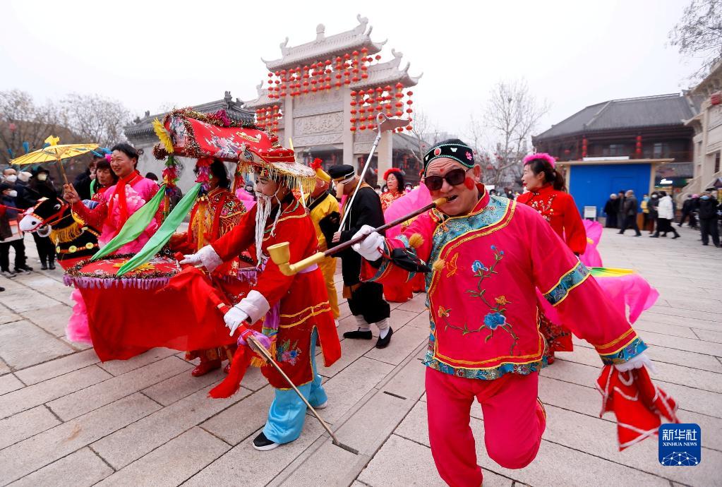 1月23日，民间艺人在山东省青岛市即墨古城进行民俗表演。
