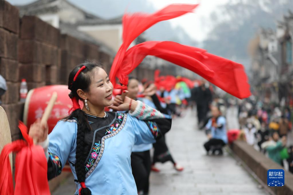 1月23日，在湖南省湘西土家族苗族自治州凤凰古城，演员在进行苗鼓表演。