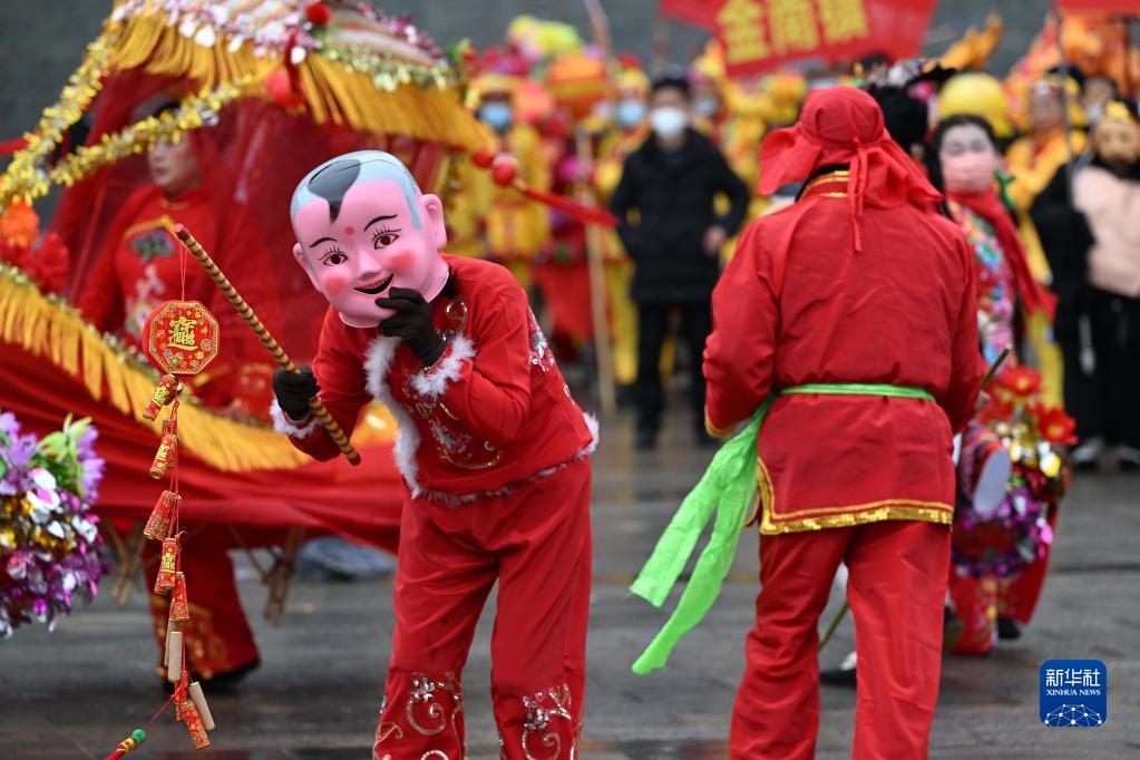 1月23日，在江苏淮安金湖县尧帝古城广场，民间艺人扮演福娃娃进行演出。