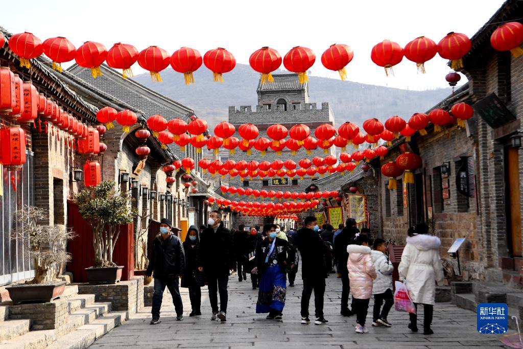 1月23日，人们在河南省禹州市神垕古镇景区游玩。