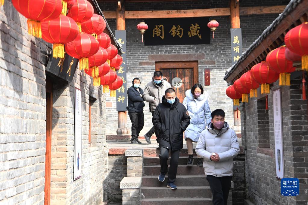 1月23日，人们在河南省禹州市神垕古镇景区游玩。