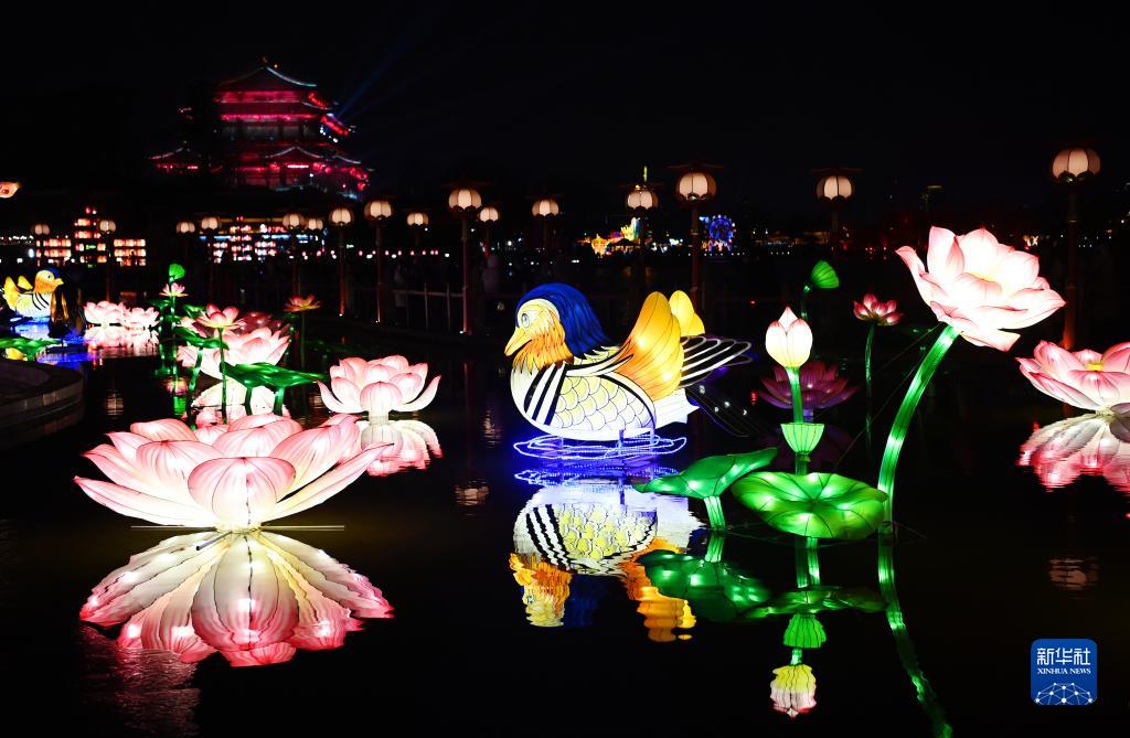 1月24日拍摄的西安大唐芙蓉园内的花灯。