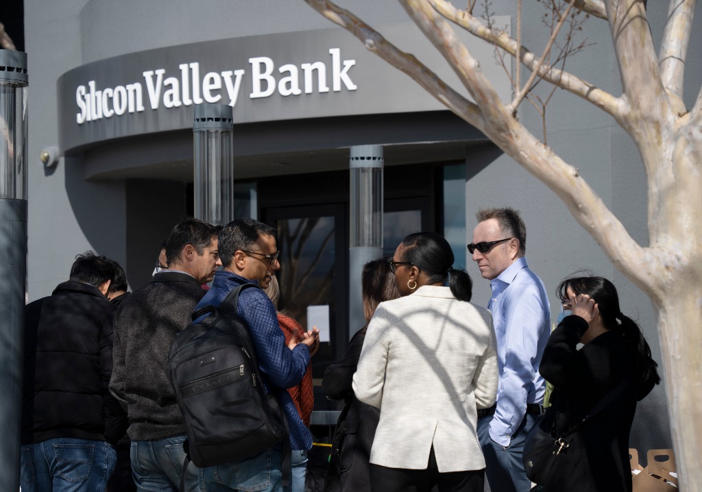 硅谷银行“垮掉”前都发生...