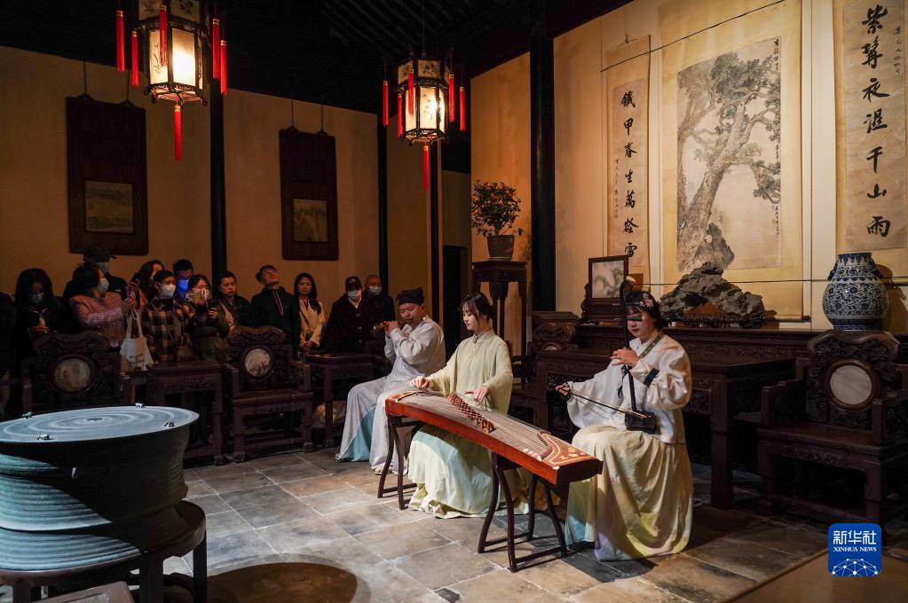 4月5日，演员在苏州网师园内演奏江南丝竹。