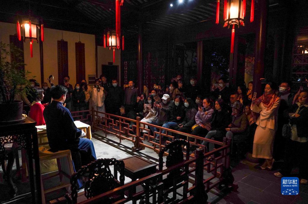 4月5日，观众在苏州网师园内观看评弹表演。