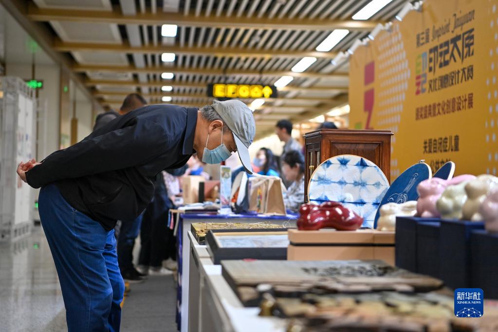 5月9日，在太原地铁2号线大南门站，市民参观第三届“印记太原”文化创意设计展。新华社记者 杨晨光 摄