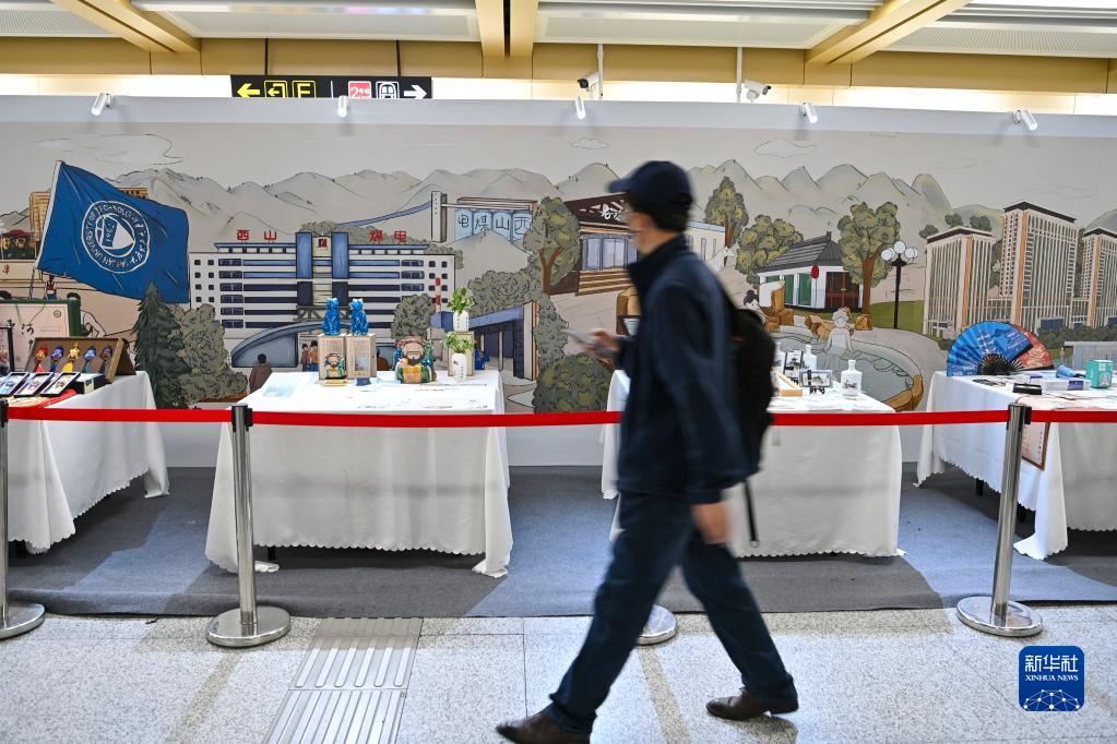 5月9日，在太原地铁2号线大南门站，市民参观第三届“印记太原”文化创意设计展。新华社记者 杨晨光 摄