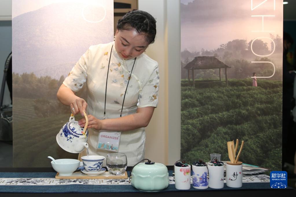 5月23日，工作人员在韩国首尔中国文化中心举行的“茶和天下·雅集”活动中泡茶。新华社记者 王益亮 摄