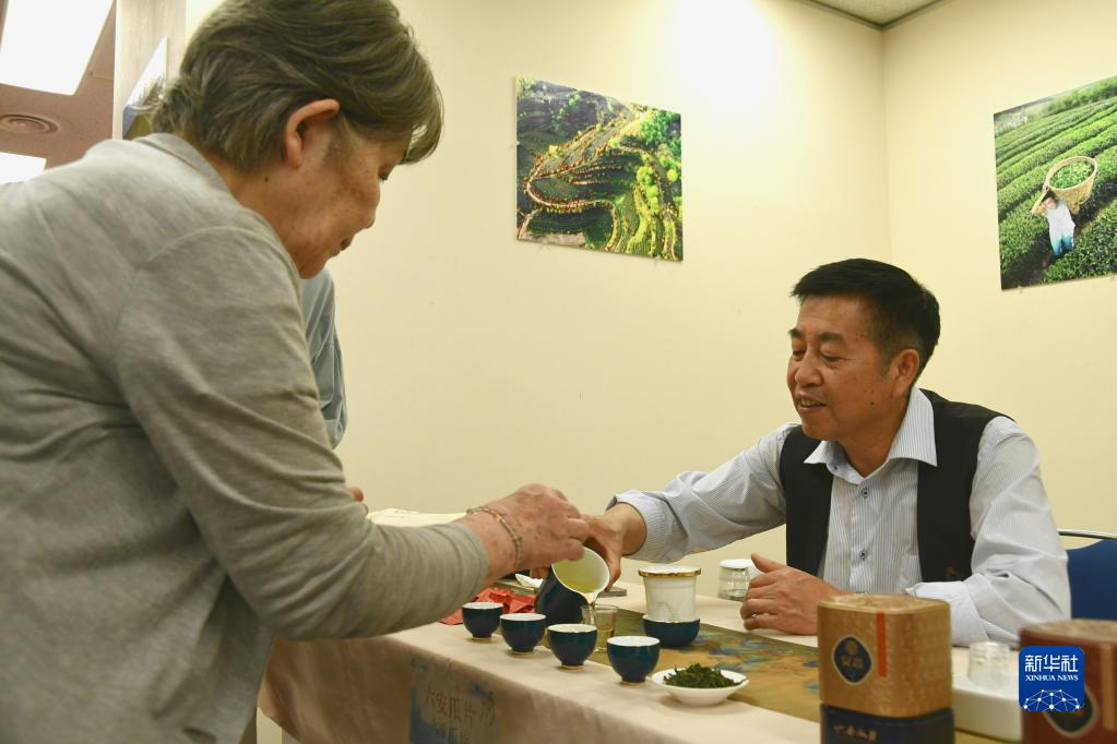5月22日，在日本东京，参观者（左）在“茶和天下·雅集”活动现场品茶。新华社记者 岳晨星 摄