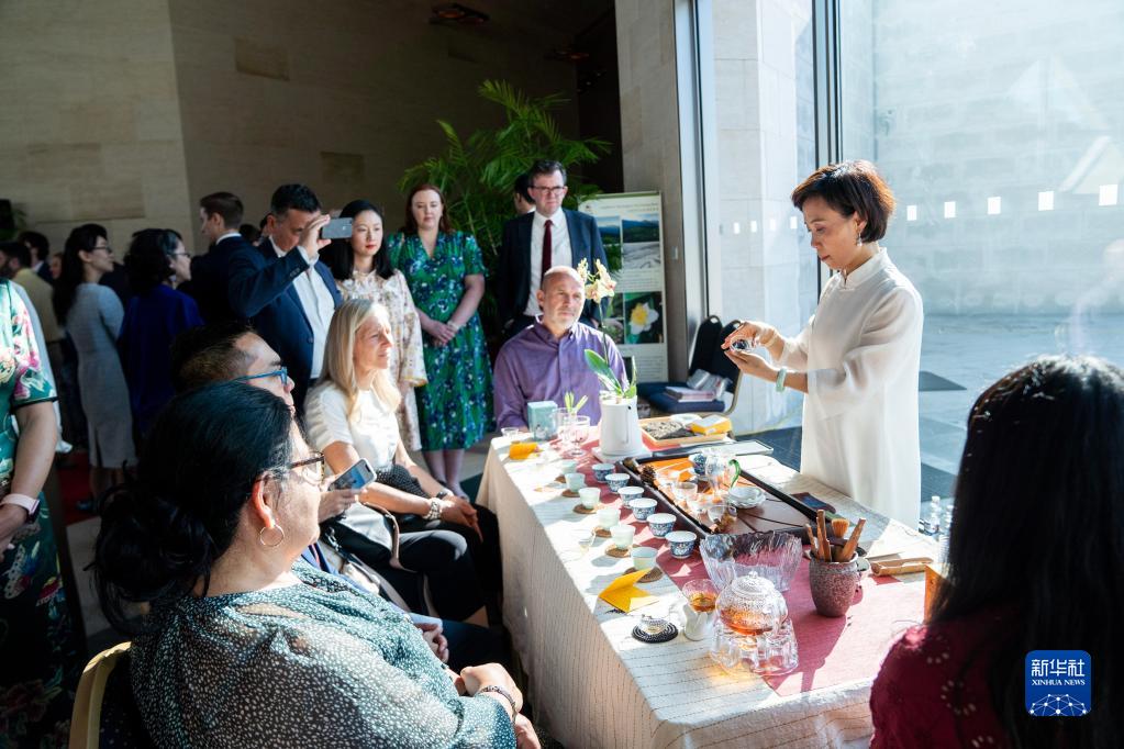 5月21日，在美国华盛顿中国驻美国大使馆，茶艺师为来宾表演茶艺。新华社发