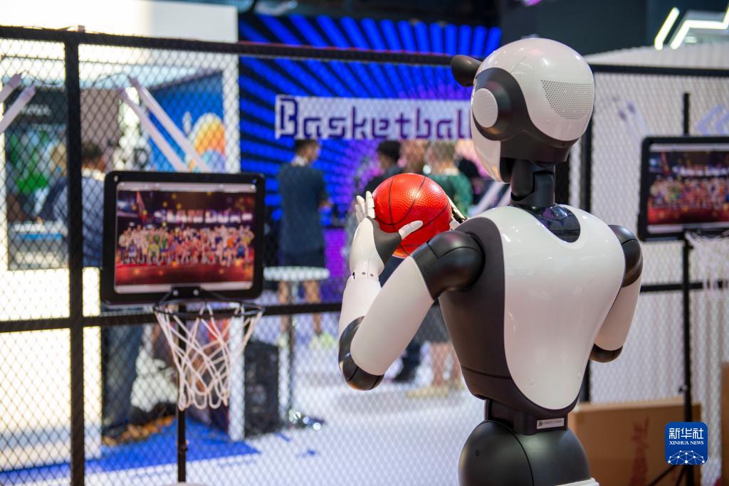 　8月16日在2023世界机器人大会现场拍摄的机器人投篮。新华社记者 徐嘉懿 摄