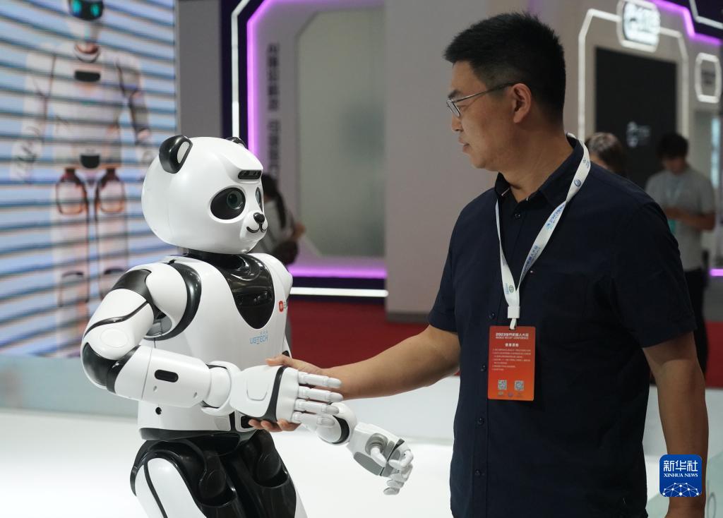 8月16日，观众在2023世界机器人大会现场与机器人互动。新华社记者 任超 摄