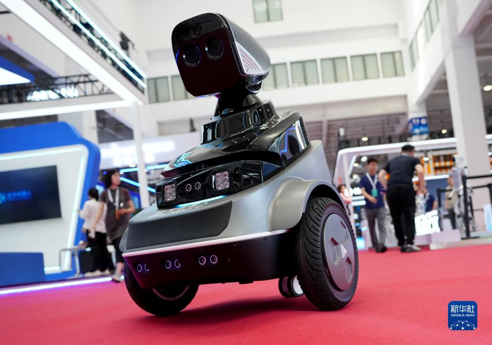 8月16日，在2023世界机器人大会现场，具有防火防盗功能的巡逻机器人在执勤。新华社记者 王毓国 摄