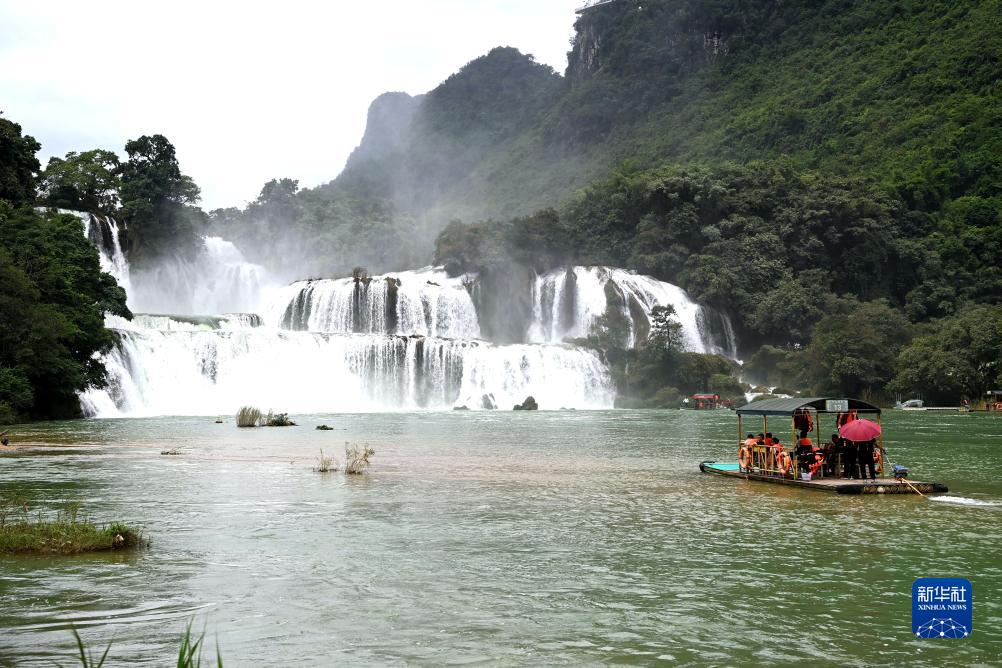 中越德天（板约）瀑布跨境旅游合作区启动试运营 