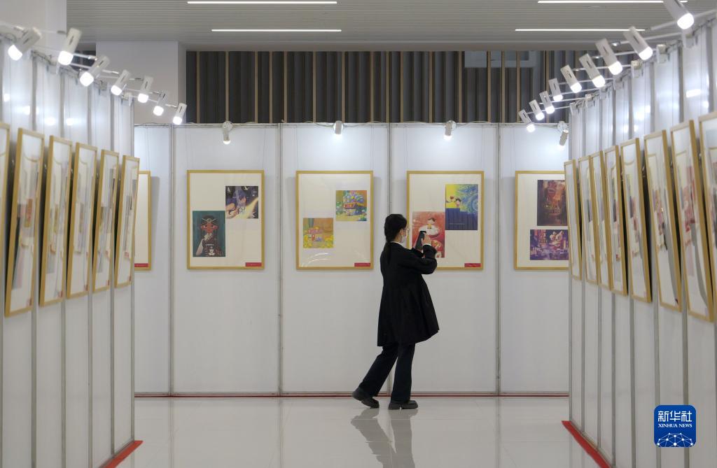 11月4日，漫画爱好者在参观展览。
