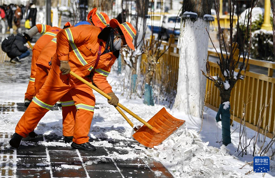 1月18日，环卫工人在清理拉萨街道上的积雪。新华社记者 张汝锋 摄