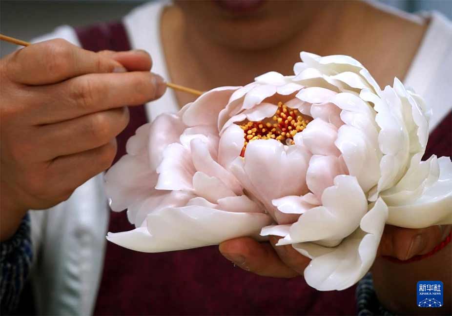 4月17日，洛阳牡丹瓷博物馆的工作人员在制作牡丹瓷。 新华社记者 李安 摄