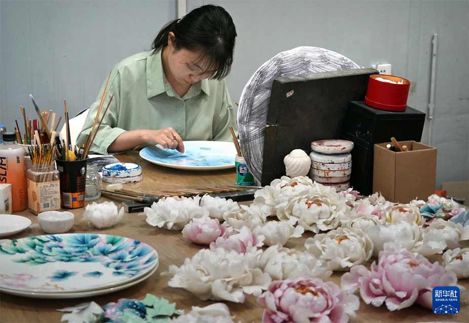 4月17日，洛阳牡丹瓷博物馆的工作人员在制作牡丹瓷。 新华社记者 李安 摄