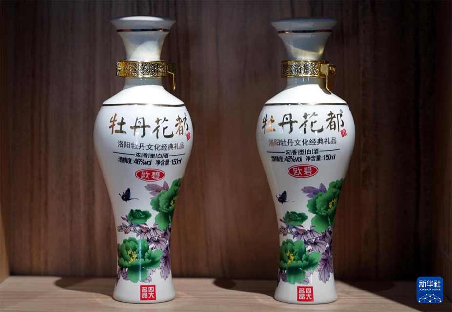 4月16日，在洛阳牡丹阁拍摄的带有牡丹元素的酒产品。 新华社记者 李安 摄