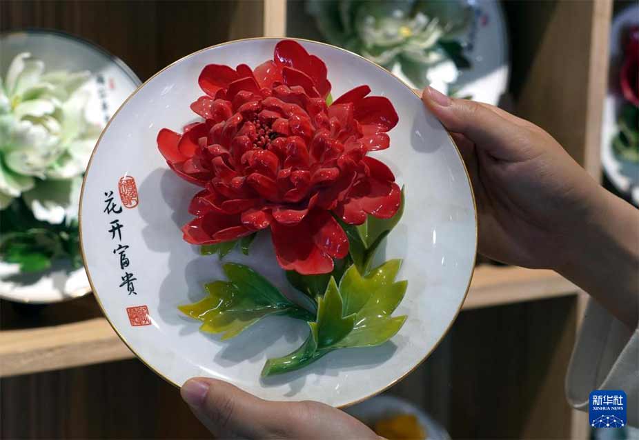 4月16日，在洛阳牡丹阁拍摄的牡丹瓷纪念品。 新华社记者 李安 摄