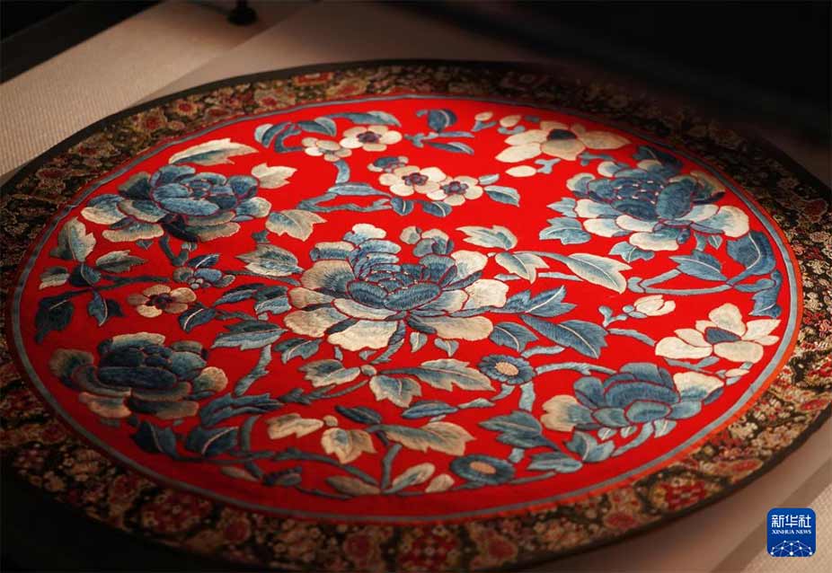 4月16日，在洛阳牡丹阁拍摄的带有牡丹元素的展品“平安富贵绣片”。 新华社记者 李安 摄