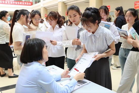 我国首届养老专业本科生迎...