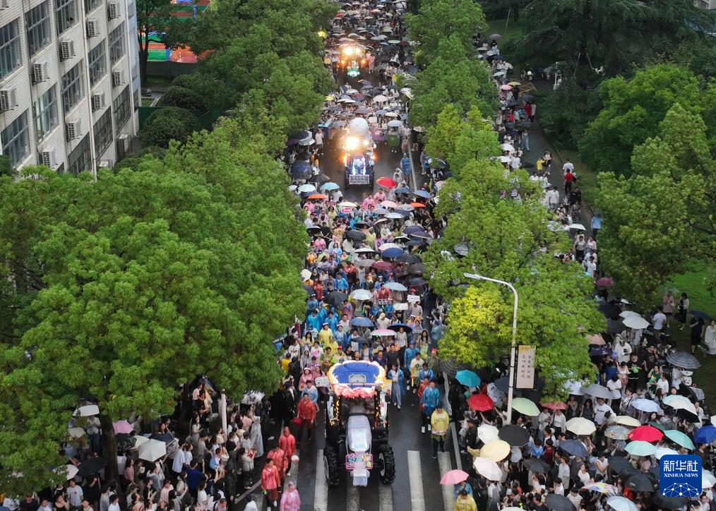 6月21日，农机花车队伍在华中农业大学校园里巡游（无人机照片）。新华社记者 程敏 摄