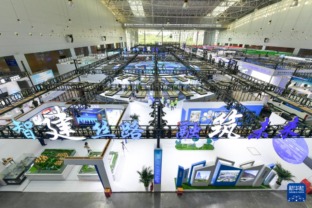  　　这是6月25日拍摄的新疆国际会展中心。  　　第八届中国—亚欧博览会将于6月26日至30日在新疆乌鲁木齐举办。本届亚博会以“丝路新机遇亚欧新活力”为主题，展览面积14万平方米，50个国家、地区和国际组织的来宾将齐聚展会，27个国家和地区及国际组织设国家（地区）馆和形象馆展示特色产品，国内1000多家企业和机构参展，将举办50多场特色突出、特点鲜明的国内国际贸促活动。目前，各大展区展台搭建工作正有条不紊地进行。  　　新华社记者 陈朔 摄 [责编：张倩] 6月25日拍摄的展馆内景新华社记者 王菲 摄 