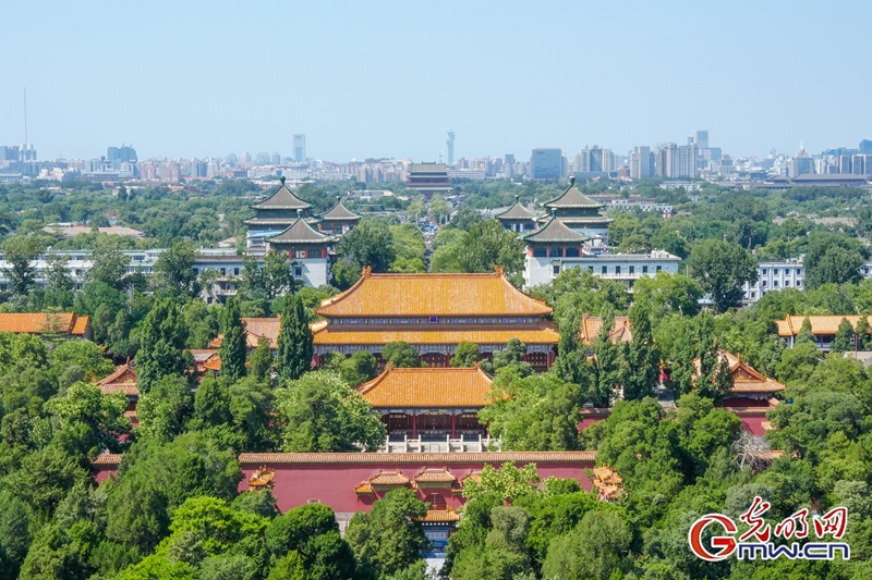 从景山上向北眺望，可以俯瞰寿皇殿建筑群，同时远望到鼓楼。寿皇殿是景山园内规模最大、建筑形制等级最高的建筑院落。