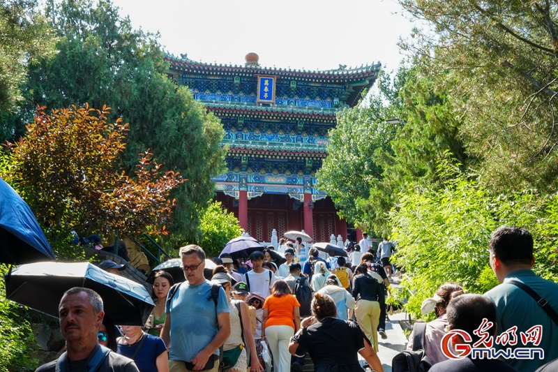 景山公园山顶的万春亭，是北京中轴线的制高点，位于山体正中。它的建筑形制也代表着中国古亭中的最高等级，采用黄琉璃瓦屋面和罕见的三重檐屋顶形式。