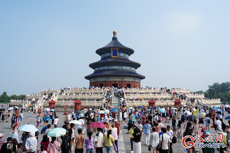 游客在天坛游览。天坛始建于明永乐十八年（1420年），是世界上现存规模最大、保存最完整的古代祭天建筑群，1998年被列入世界文化遗产名录。