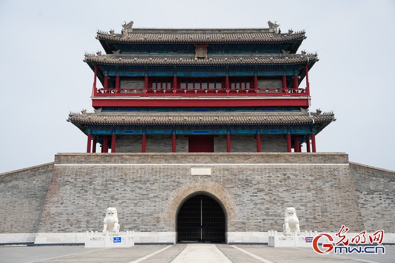 永定门城楼始建于1553年，是明嘉靖时期随着北京老城外城城墙的建设而形成的。其建成标志着北京中轴线由明北京内城延伸至外城，最终形成完整的7.8公里。