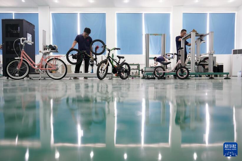 8月19日，河北省平乡县一家童车生产企业的员工在质检车间内检测童车产品质量。新华社记者 牟宇 摄 