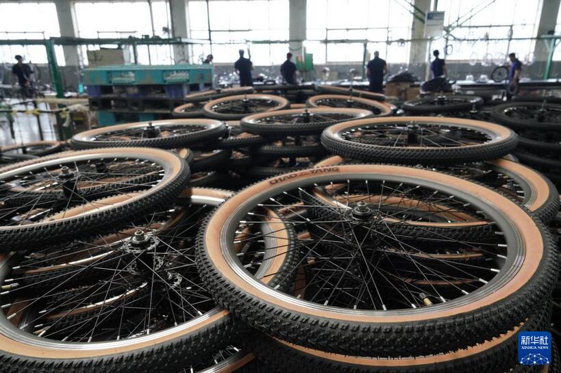 8月19日，河北省平乡县一家童车生产企业的员工在车间内工作。新华社记者 牟宇 摄 
