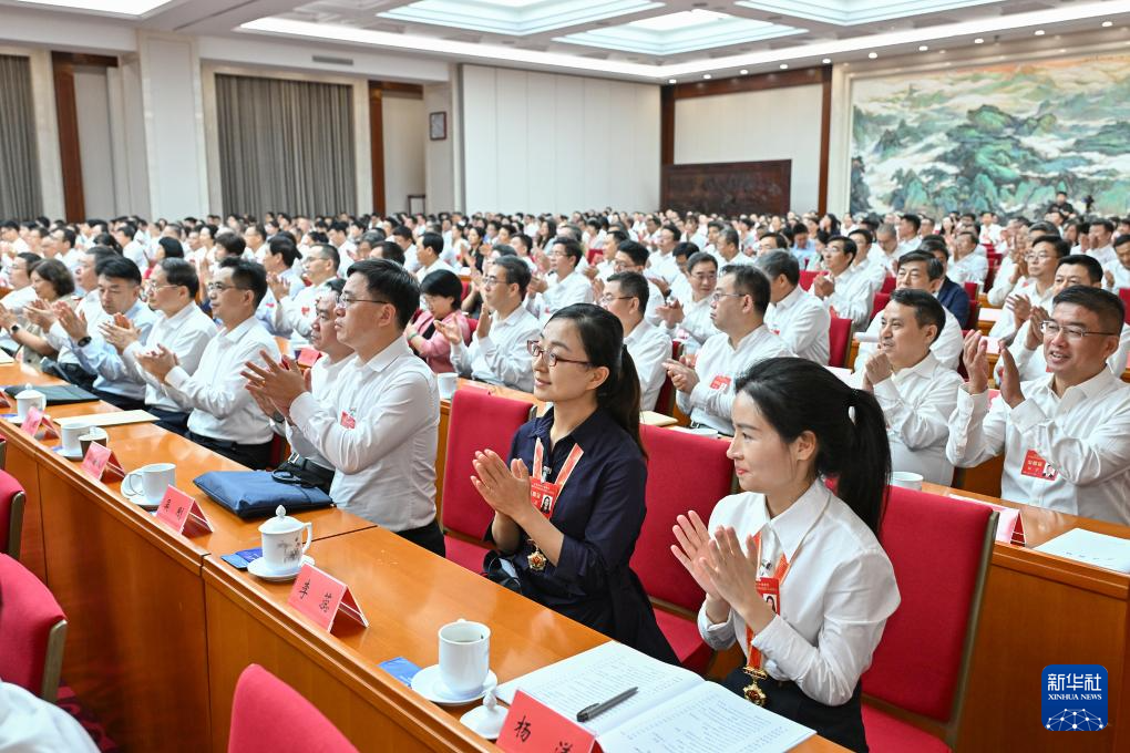 9月8日，庆祝第40个教师节暨全国教育系统先进集体和先进个人表彰活动在北京举行。这是与会者在代表发言后鼓掌。  新华社记者 李鑫 摄