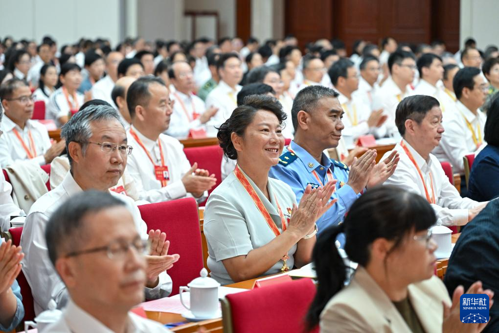 9月8日，庆祝第40个教师节暨全国教育系统先进集体和先进个人表彰活动在北京举行。这是与会者在代表发言后鼓掌。  新华社记者 李鑫 摄