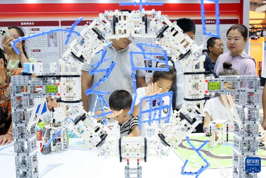 9月16日，小朋友在服贸会首钢园区教育服务展区体验编程玩具。新华社记者 程丽 摄
