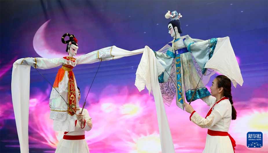 9月16日，在服贸会首钢园区，中国木偶艺术剧院的演员为现场观众表演经典木偶剧《梁祝》。新华社记者 邹广萍 摄
