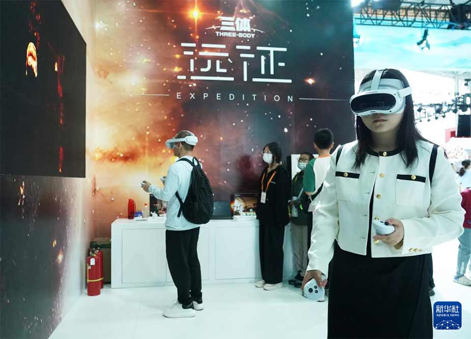 9月16日，观众在服贸会首钢园区文旅服务专题展区体验VR游戏。新华社记者 任超 摄