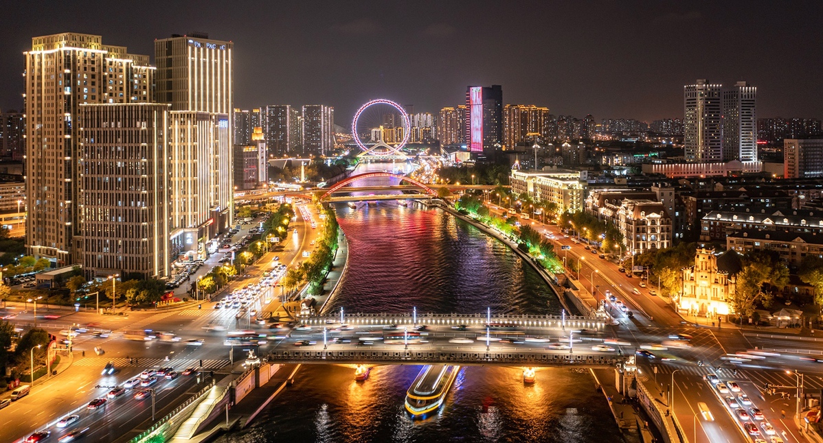 俯瞰海河夜景。 