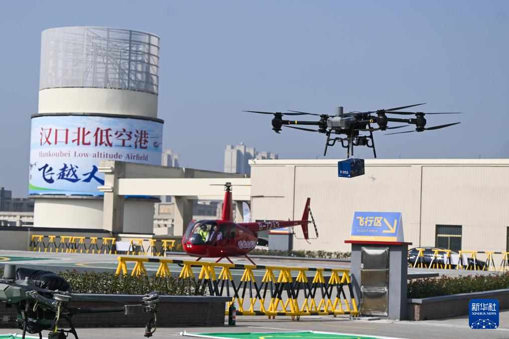 1月12日，装配快递盒的无人机在汉口北低空港无人机停机坪起飞。新华社记者 肖艺九 摄 