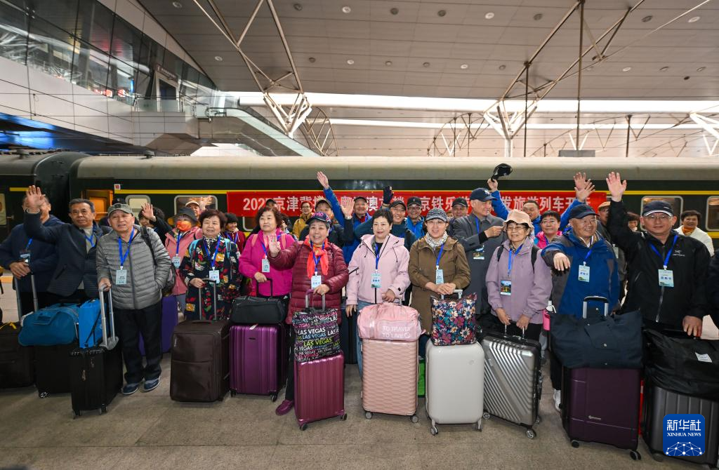 3月15日，银发族游客在天津站准备搭乘银发旅游列车出发。新华社记者 孙凡越 摄